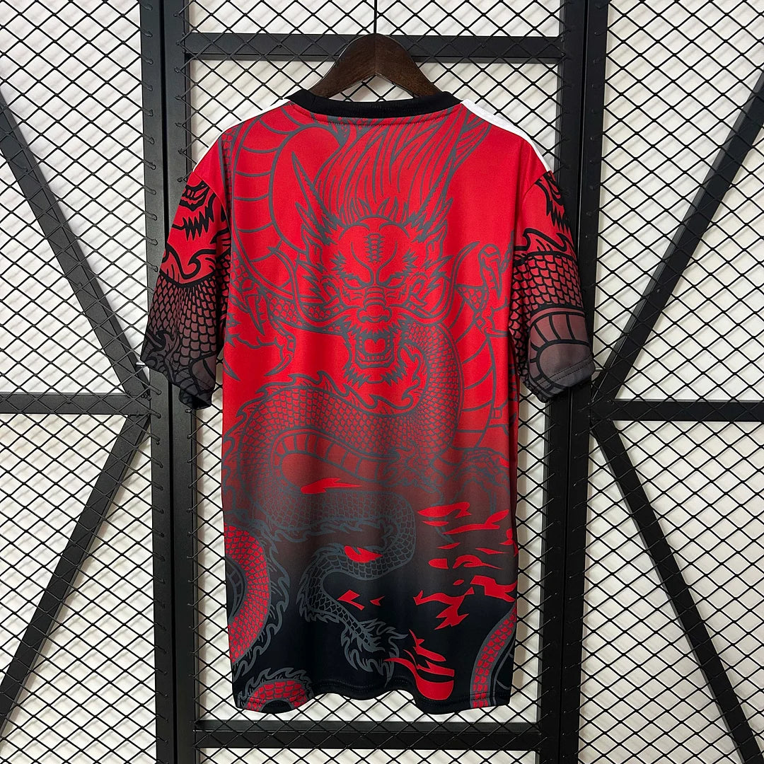Maglia da calcio rossa e nera del Real Madrid edizione speciale 2024/2025