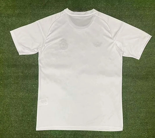 Maglia da calcio bianca e grigia del Real Madrid edizione speciale 2024/2025