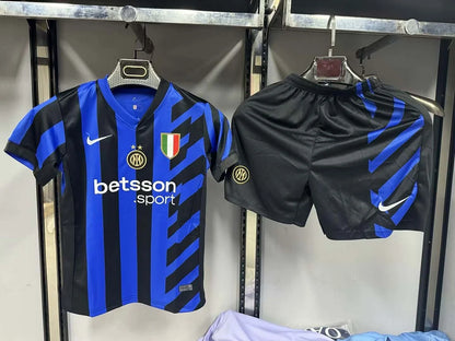 Maglia e pantaloncino da calcio Internazionale Milan Home 2024/2025, per bambini