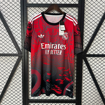 Maglia da calcio rossa e nera del Real Madrid edizione speciale 2024/2025