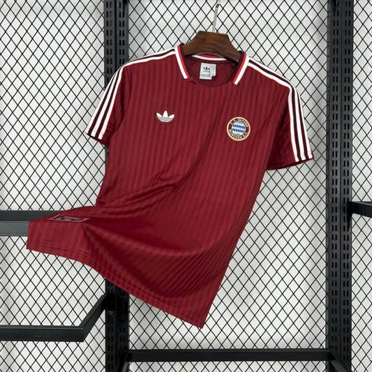 Maglia da calcio rossa edizione speciale del Bayern Monaco 2025/2026